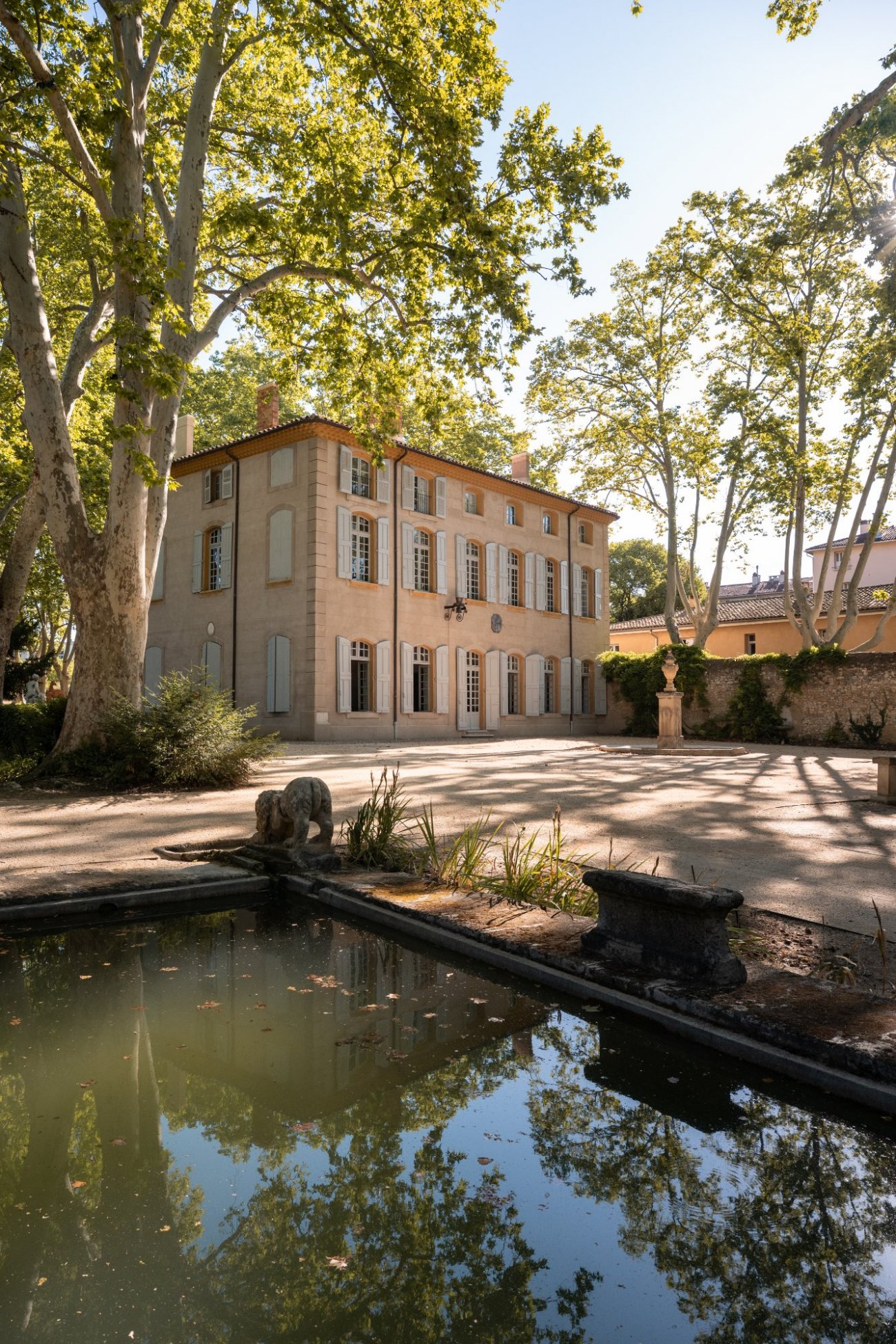 <multi>[fr]Vue de la Bastide du Jas de Bouffan de trois quart, avec arbres et bassin au premier plan[en]A three-quarter view of the Bastide du Jas de Bouffan, with trees and a pond in the foreground</multi>